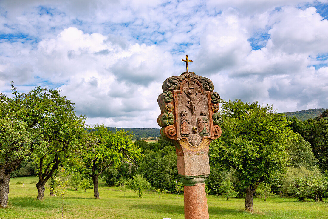 Bildstock mit Kreuzigungsszene in Findlos, Blick auf Rhönlandschaft, Hessen, Deutschland