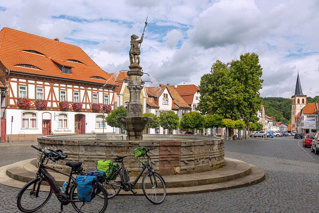 Vacha; Stadtplatz; Einhorn-Apotheke, Marktbrunnen, Fahrräder, Thüringen, Deutschland
