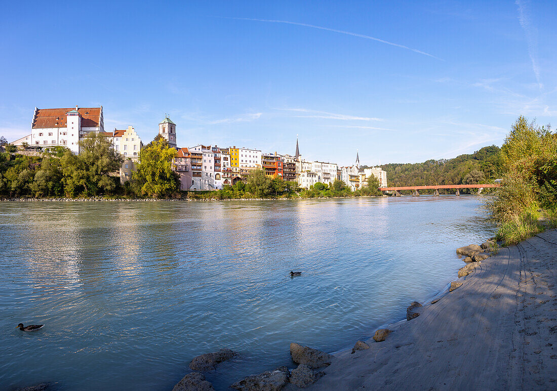 Wasserburg am Inn, Altstadt mit Herzoglichem Schloss, Blick vom Ziehweg am Inn, Bayern, Deutschland