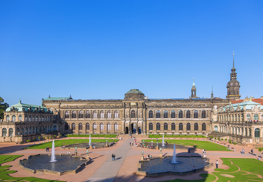Dresden, Zwinger, Zwingerhof mit Sempergalerie, Französischem und Deutschem Pavillon, Blick von der Langgalerie, Sachsen, Deutschland
