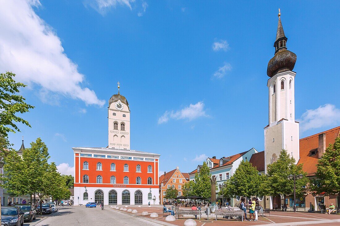 Erding, Schrannenplatz mit Stadtturm und Frauenkircherl, Bayern, Deutschland