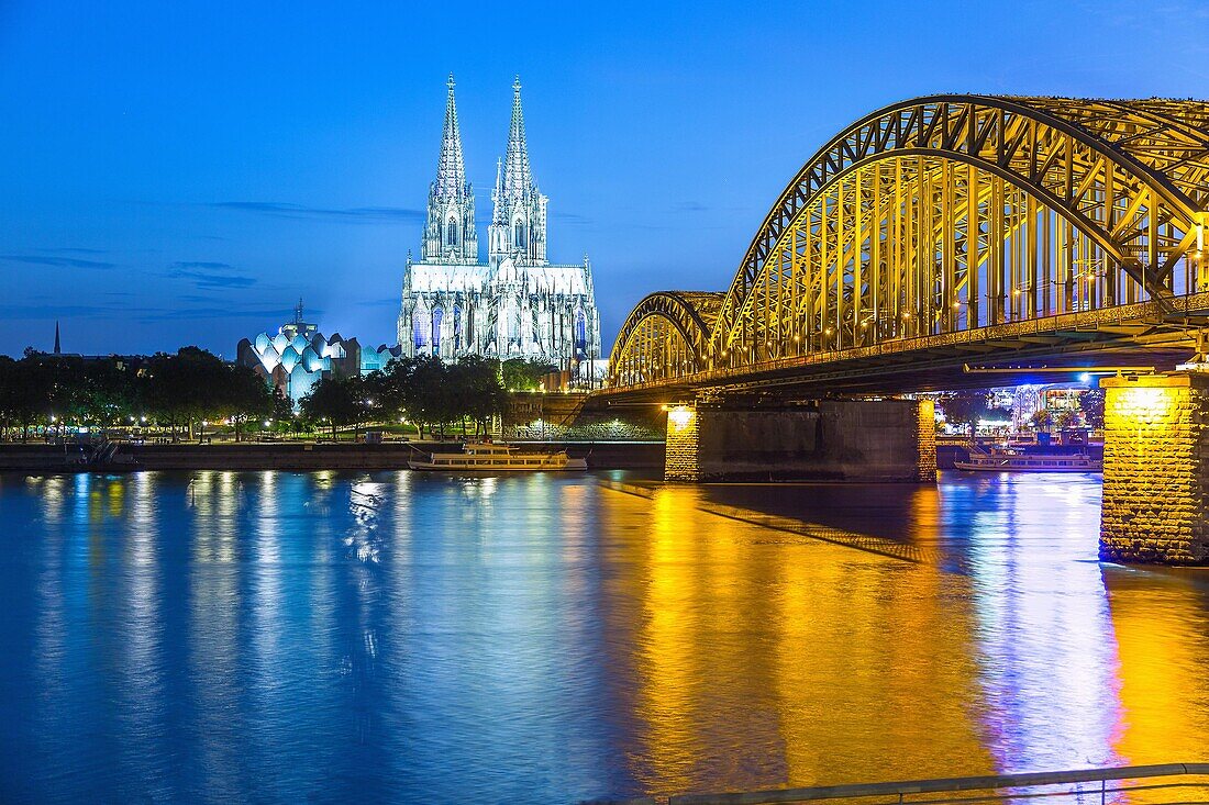 Köln, Stadtblick von der Rheinboulevard auf Museum Ludwig, Kölner Dom, Hohenzollernbrücke und Rhein, Nordrhein-Westfalen, Deutschland