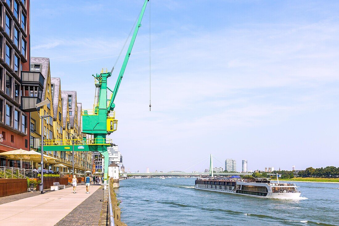Cologne; Rheinauhafen, Siebengebirge; loading crane
