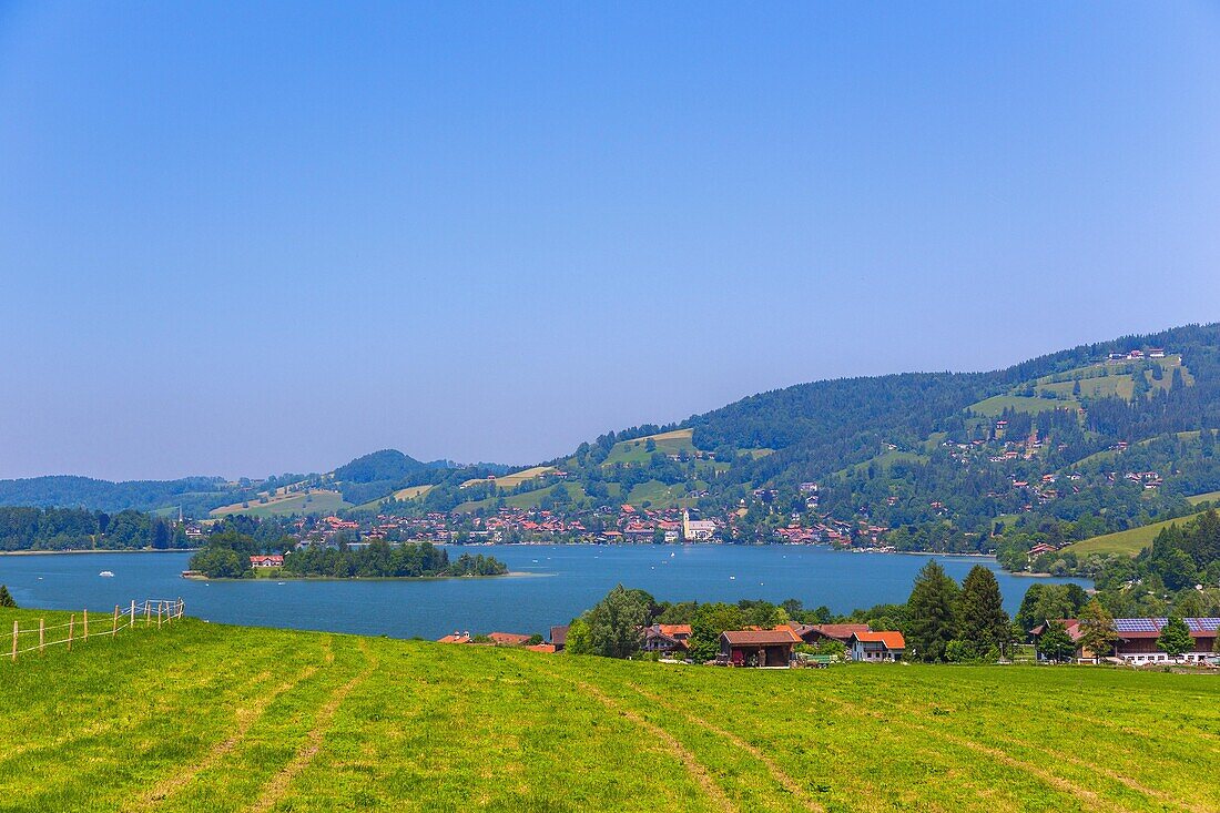 Schliersee with the island of Wörth, view of Fischhausen and Schliersee from the Rennersberg Höhenweg