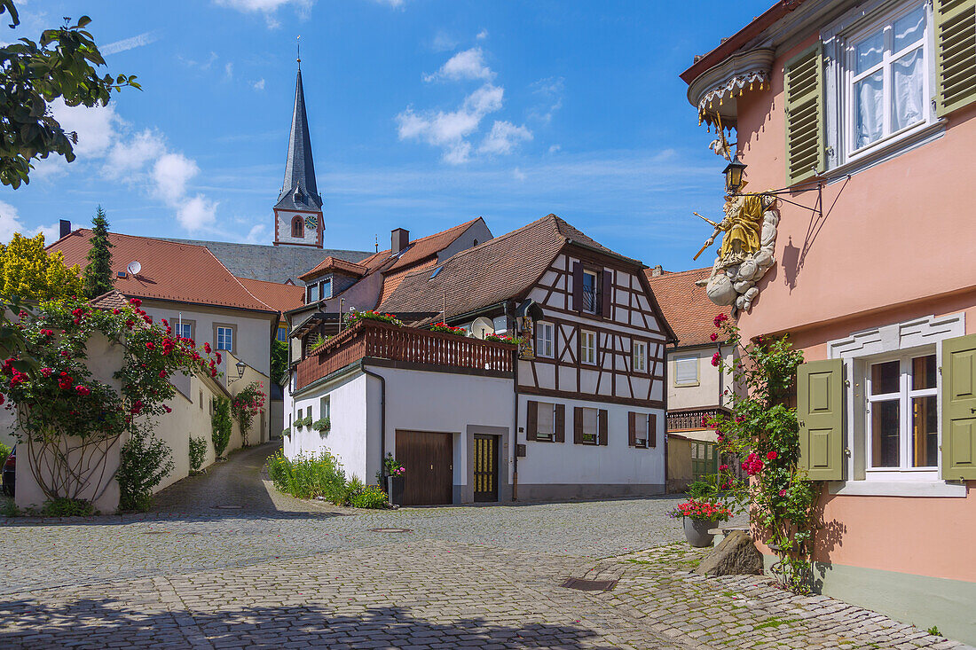 Sulzfeld, Pfarrgasse mit Blick auf Pfarrkirche St. Sebastian, Bayern, Deutschland