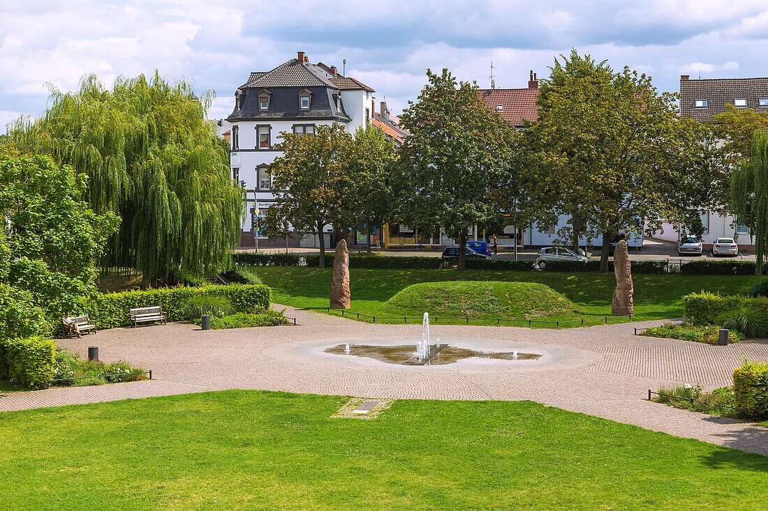 Worms, Torturmplatz, Kunstinstallation Siegfrieds Grab mit zwei Sandstein-Monolithen, Rheinland-Pfalz, Deutschland