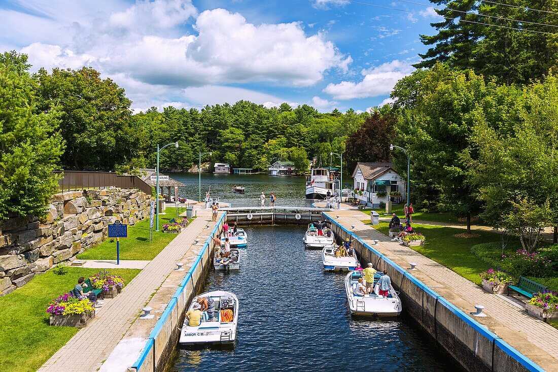 Port Carling; Lock to Lake Rousseau, boats, excursion boat Peerless II