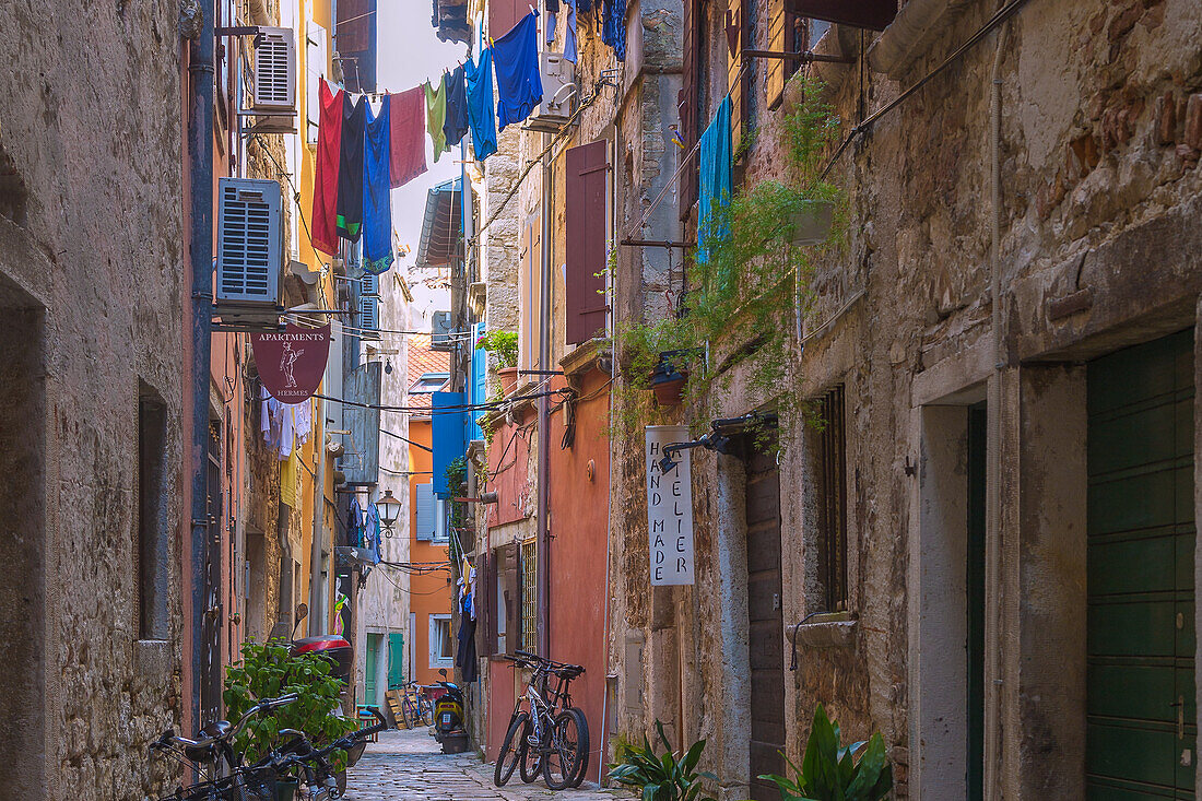 Rovinj; Altstadtgasse Ulica Via Arsenale, Istrien, Kroatien