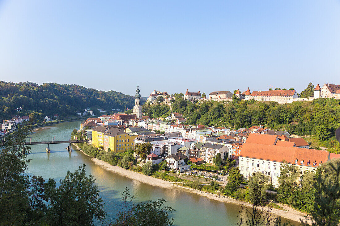 Burghausen, Stadtblick vom Waldgasthof in Duttendorf, Bayern, Deutschland