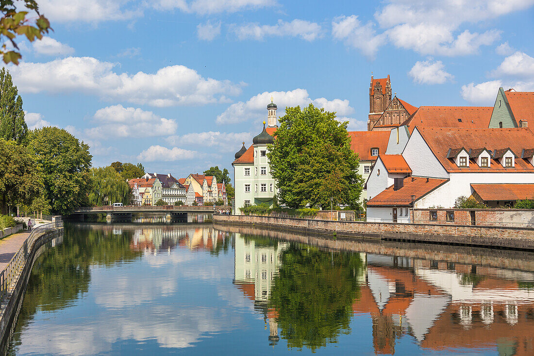 Landshut, Isarpromenade mit Heiliggeistspital und Heiliggeistkirche, Bayern, Deutschland