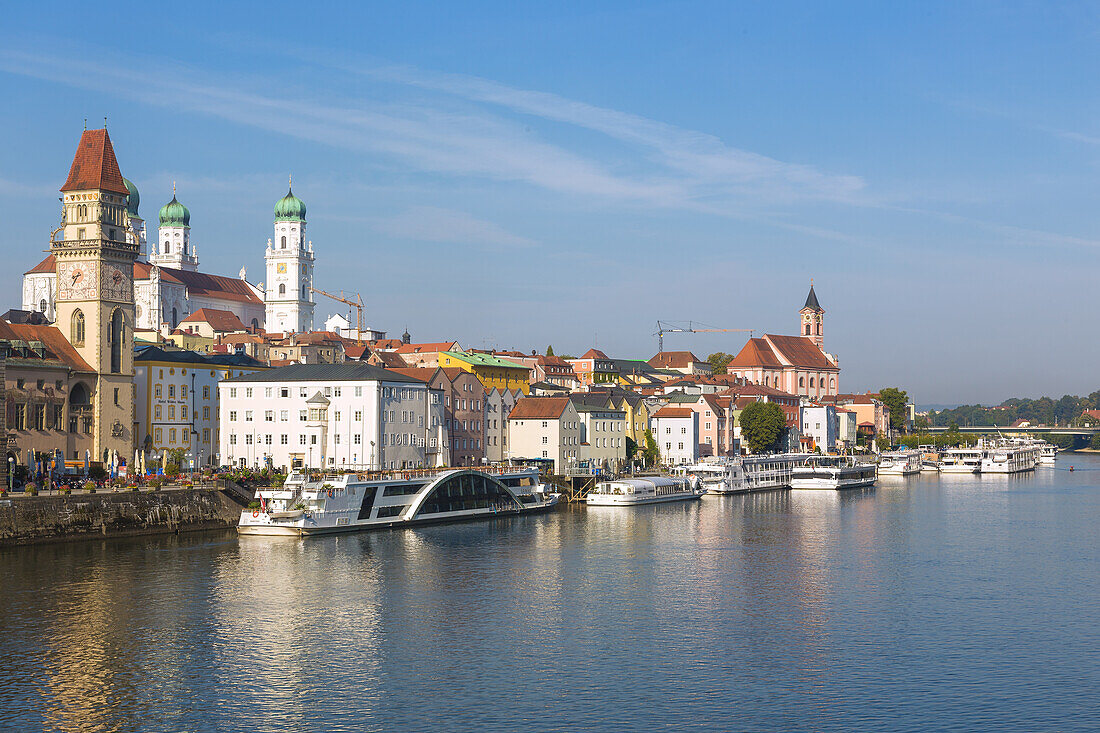 Passau, Donauufer, Altstadt mit Rathaus, Dom St. Stephan und Pfarrkirche St. Paul, Ausflugsschiffe, Bayern, Deutschland