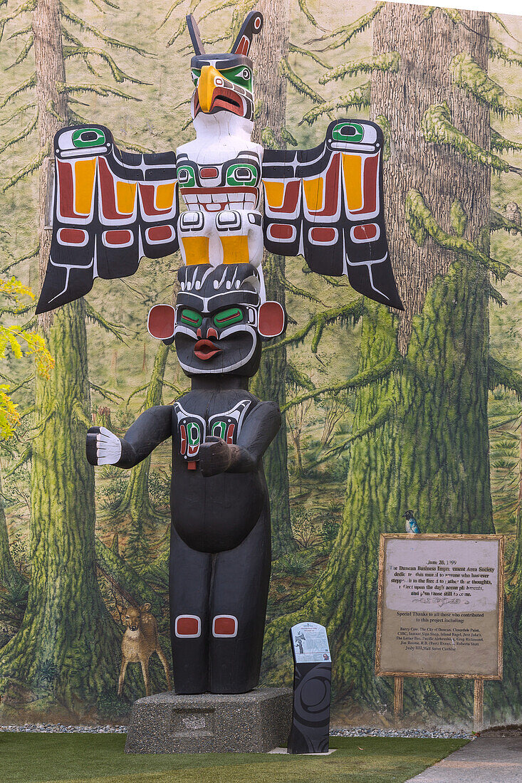 Duncan, Totempfahl Thunderbird with Dzunuk'wa, British Columbia, Kanada