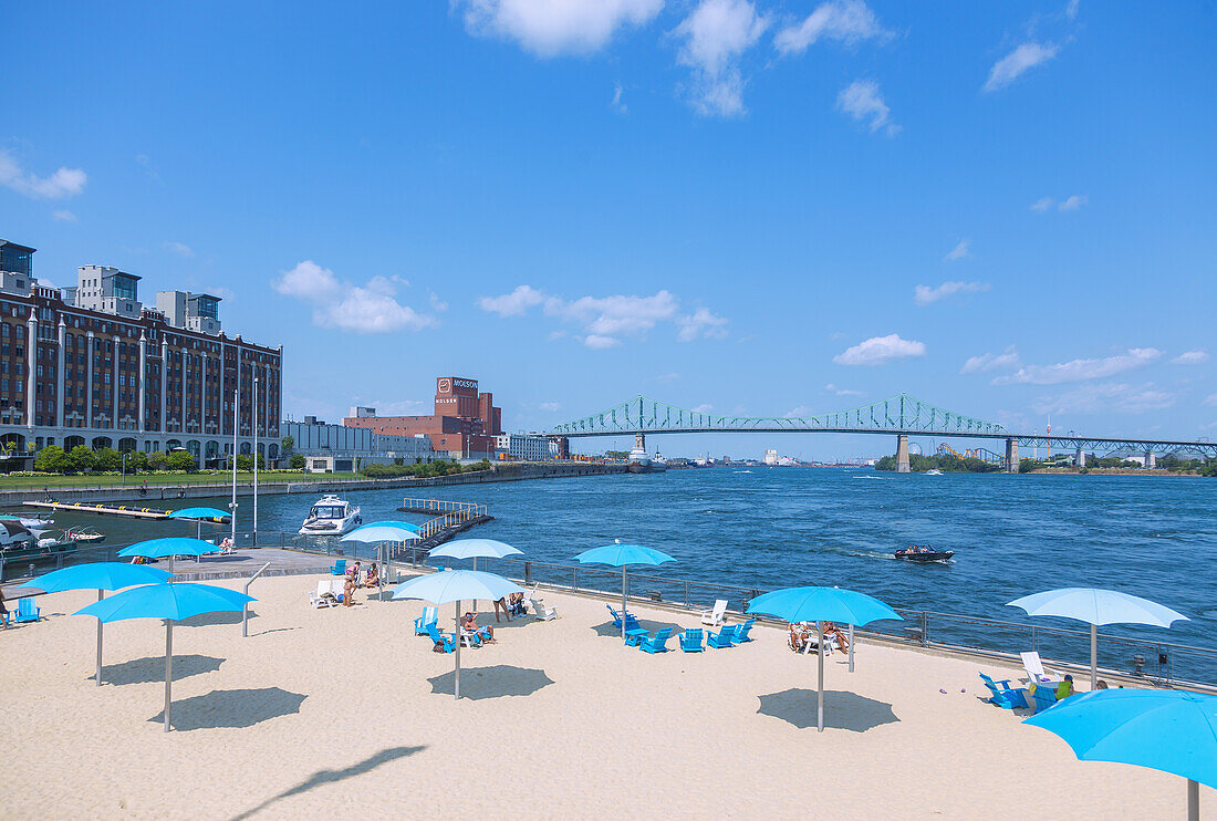 Montréal; Clock Tower Beach at the Old Port of Montreal, Paul-Cartier Bridge, Quebec, Kanada