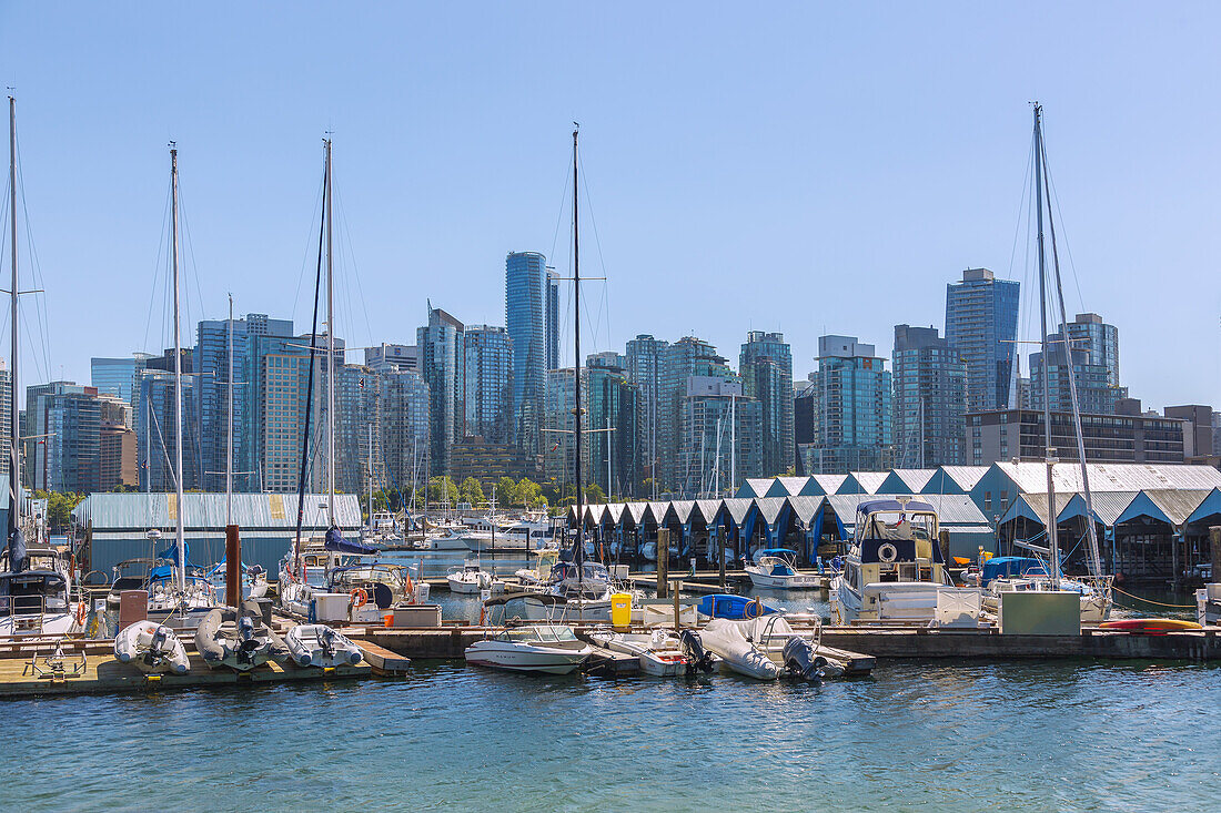 Vancouver, Coal Harbour mit Bootshäusern, Skyline von Stanley Park, British Columbia, Kanada