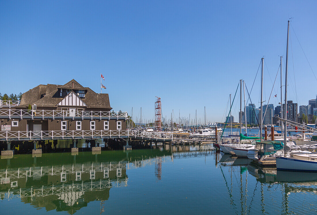 Vancouver, Stanley Park, Vancouver Lookout mit Vancouver Rowing Club, Blick auf Coal Harbour, Convention Centre und Canada Place, British Columbia, Kanada