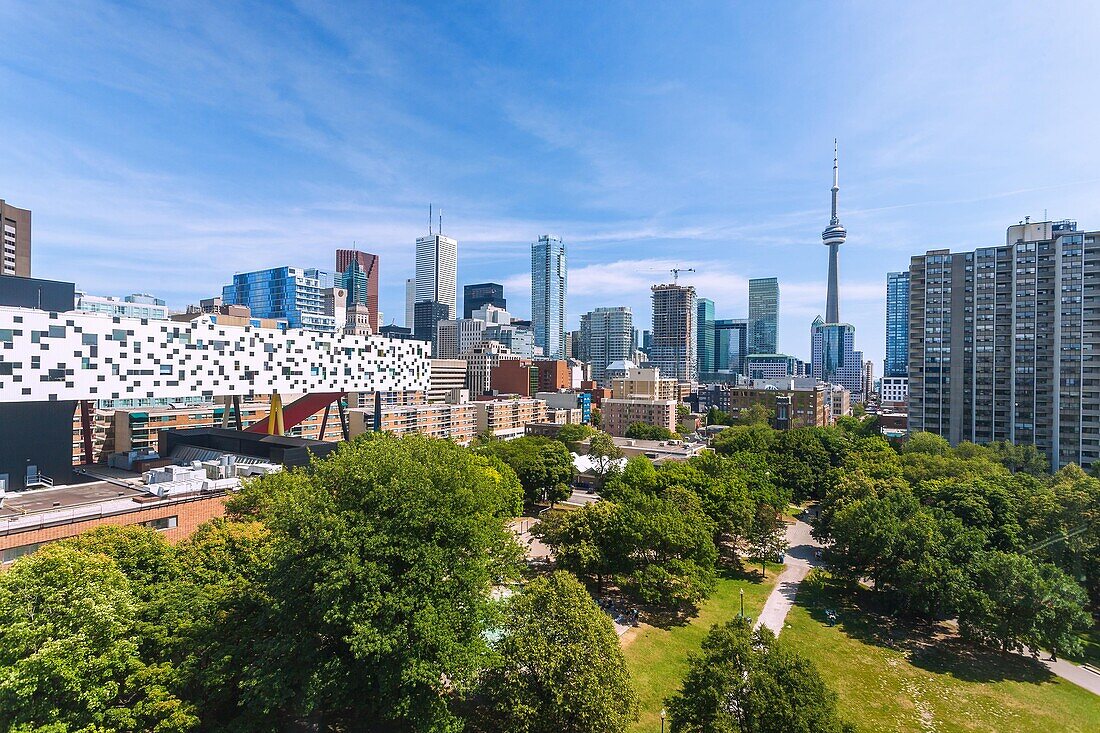 Toronto, Grange Park und Sharp Centre for Design, CN Tower, Blick von Art Gallery of Ontario, Ontario, Kanada