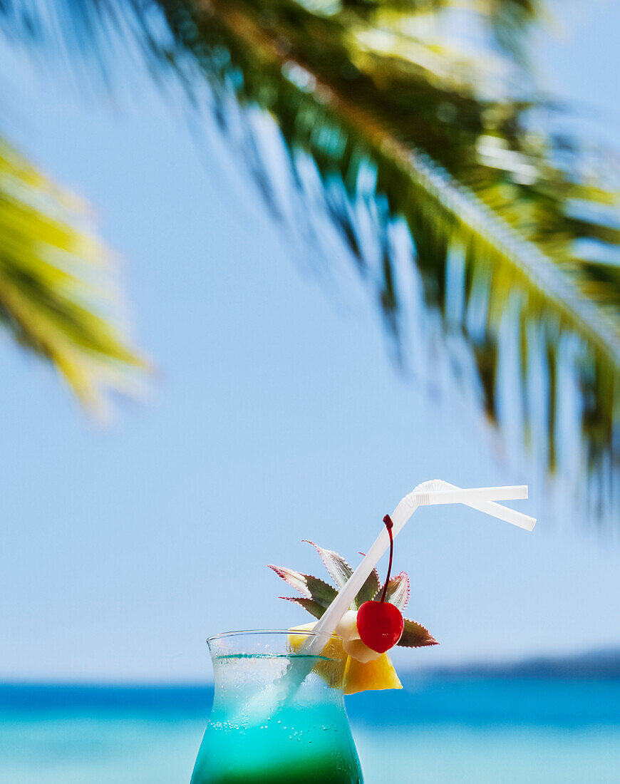 Ausgefallener Cocktail in tropischer Umgebung