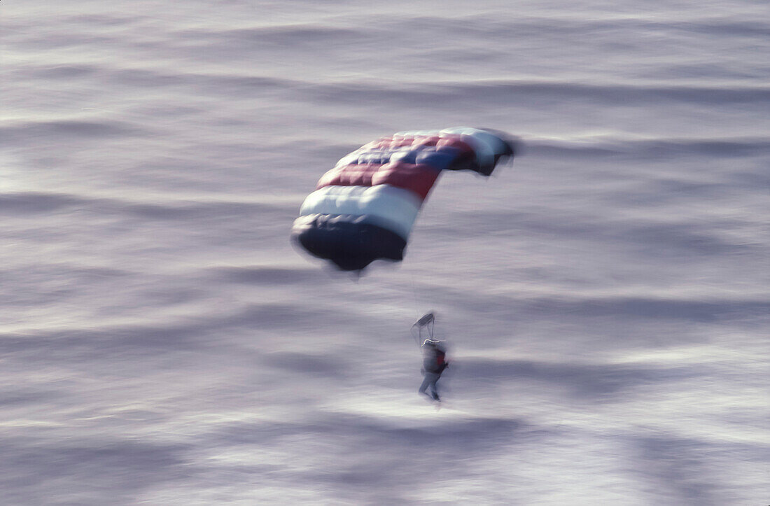 Freies Gleitschirmfliegen über dem Wasser