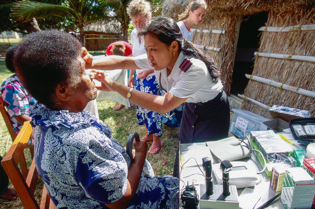 Freiwilliger Arzt, der Patienten im medizinischen Einsatz in einem Dorf in Fidschi behandelt