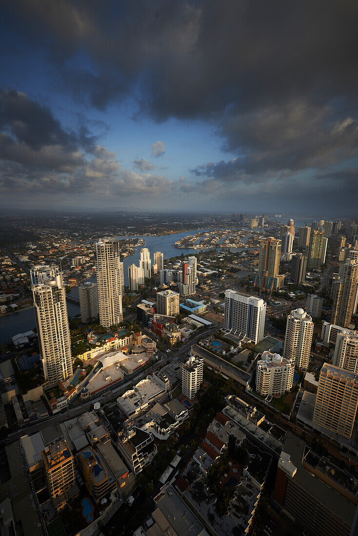 Luftaufnahme von Gewitterwolken, die sich über dem Stadtteil Surfers Paradise an der Goldküste zusammenziehen