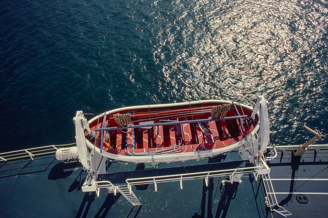 Luftaufnahme eines Rettungsbootes an Deck eines Schiffes und des blauen Ozeans