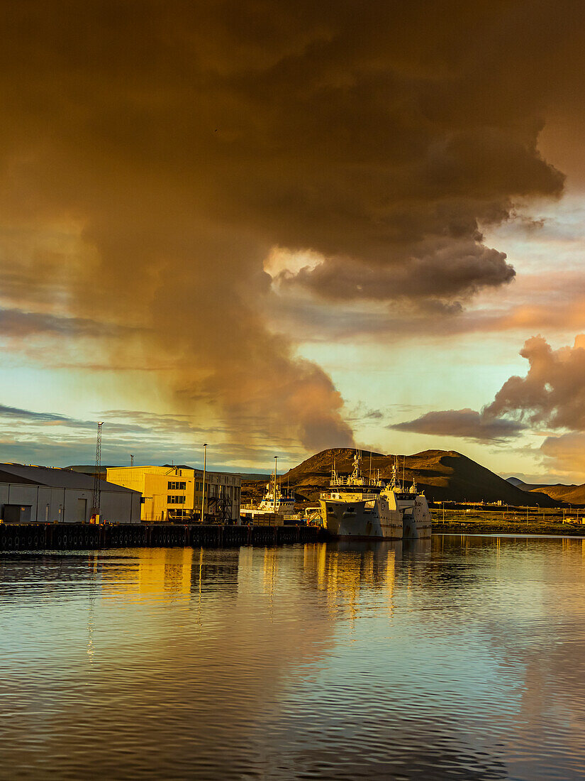 Gaswolke vom Fagradalsfjall, Blick auf den Vulkanausbruch im Hafen von Grindavik, Island