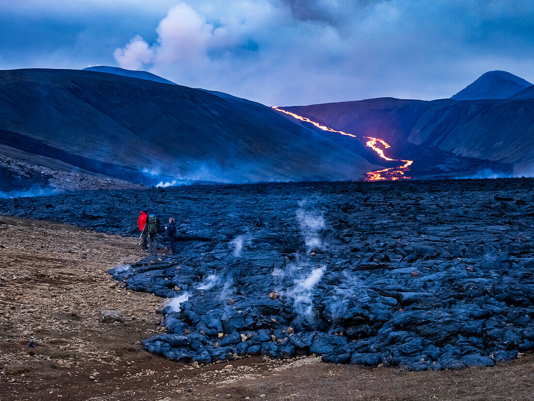Lava breitet sich über die Landschaft rund um den Vulkan Fagradalsfjall aus, Vulkanausbruch bei Geldingadalir, Island