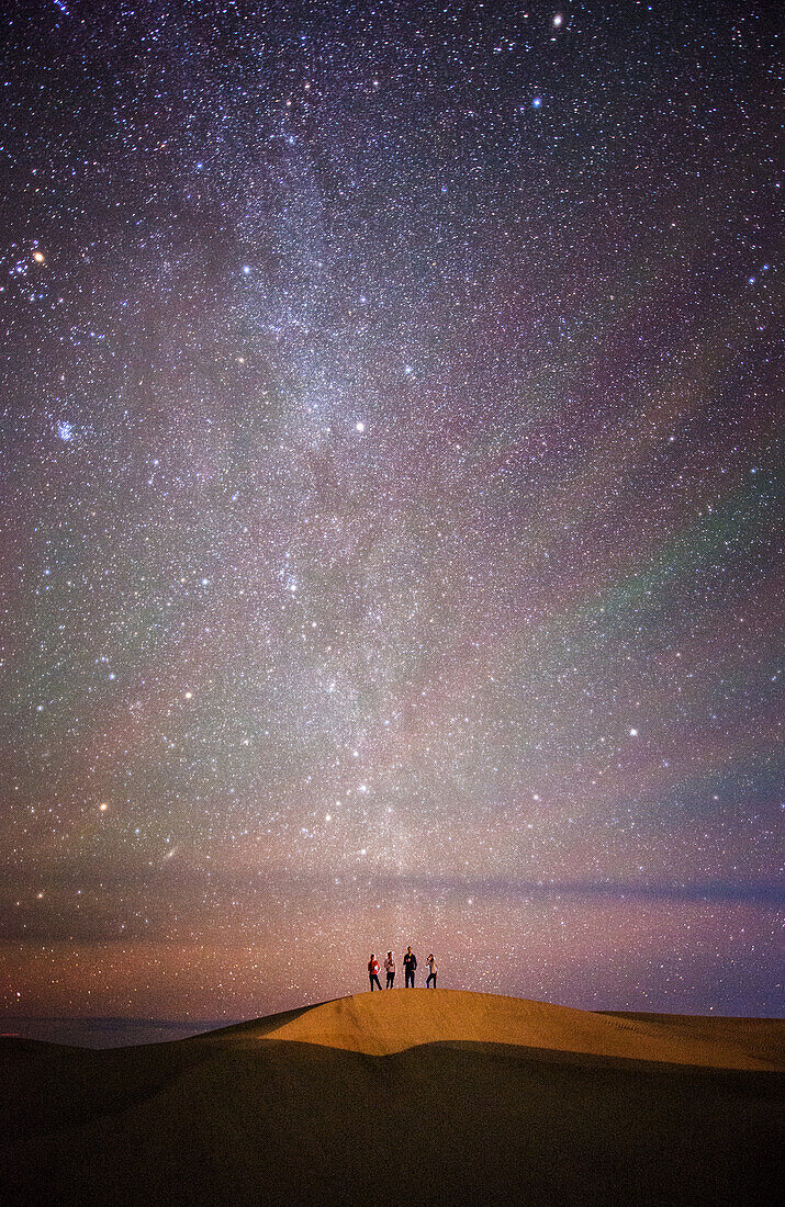 Sternennacht mit Freunden auf einer Sanddüne
