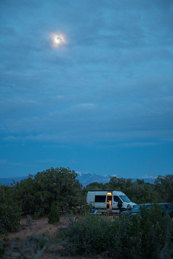 Vanlife mit Mondaufgang Moab Utah