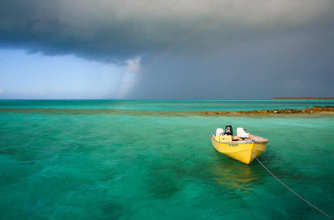Kleines Skiff wartet vorbeiziehenden Sturm, Bahamas