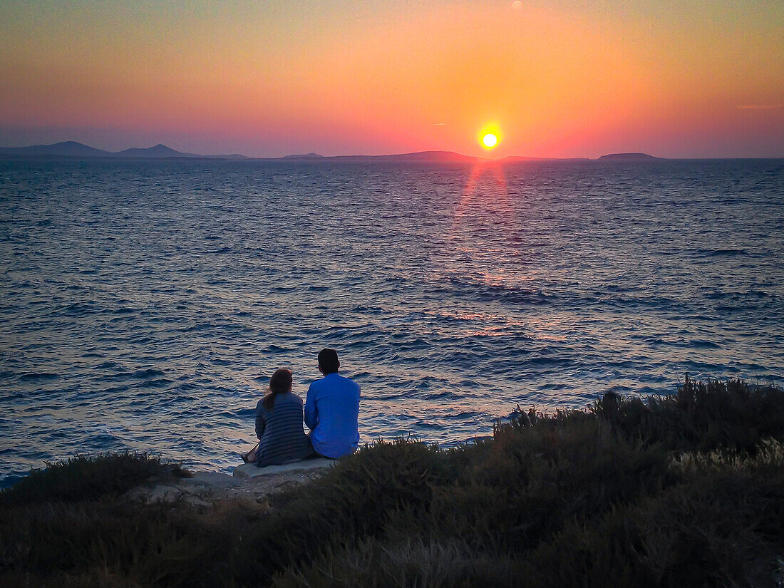 Paar wartet auf den Sonnenuntergang auf den griechischen Inseln.