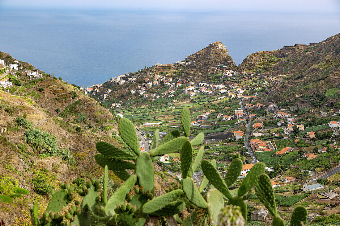 Levada do Norte; Ausblick auf Südküste, Camara do Lobos, portugiesische Insel Madeira, Portugal