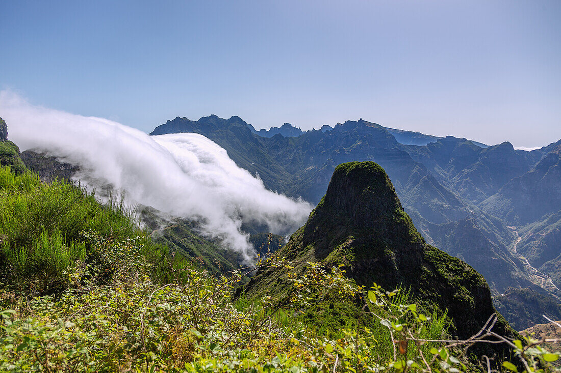 Lombo da Mouro, Boca da Encumeada, River of Clouds