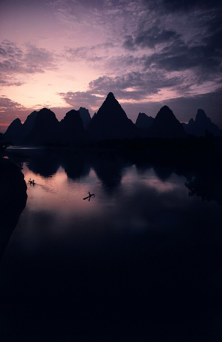 Reflexionen der Berge im Wasser, Yangshuo, Provinz Guangxi, China