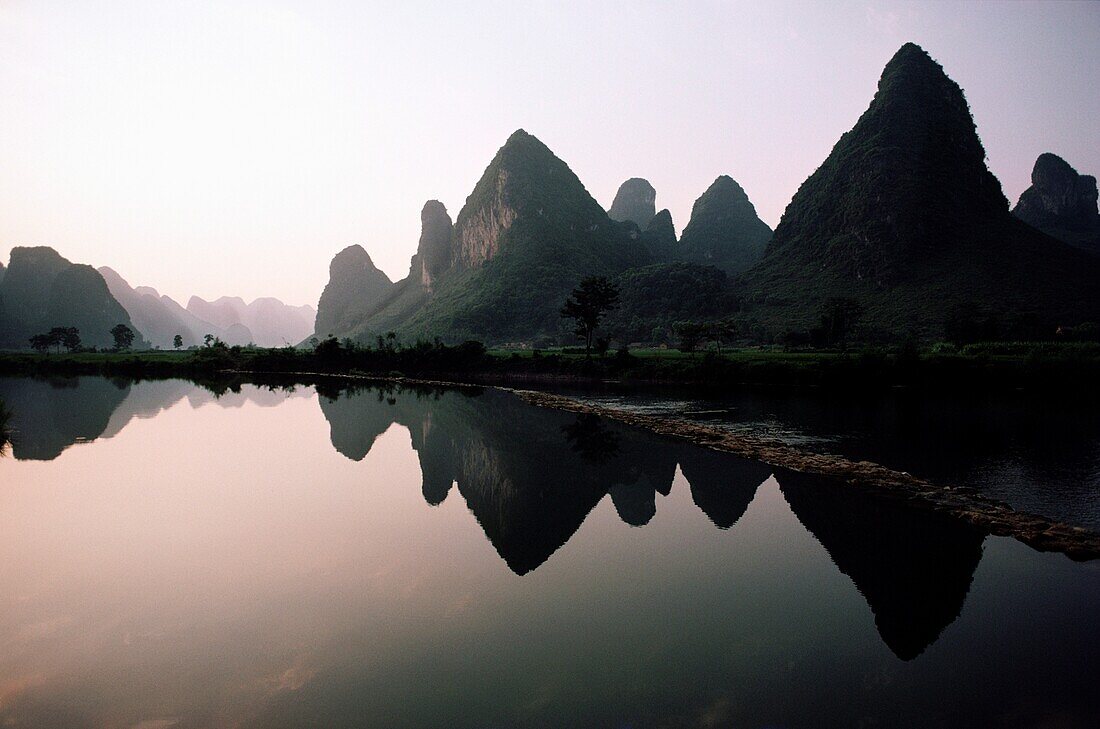 Reflexionen der Berge im Wasser, Yangshuo, Provinz Guangxi, China