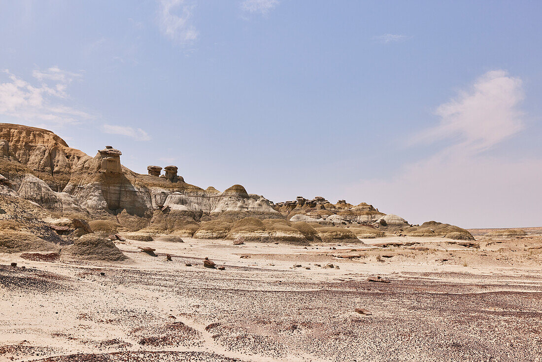 Ah-shi-sle-pah Wilderness Study Area in New Mexico. Das Gebiet liegt im Nordwesten von New Mexico und ist ein Badland-Gebiet mit sanften, wassergeschnitzten Lehmhügeln. Es ist eine Landschaft aus Sandsteinfelsen und malerischen olivfarbenen Hügeln. Wasser in diesem Bereich ist knapp und es gibt keine Wanderwege; Die Gegend ist jedoch landschaftlich reizvoll und enthält sanfte Farben, die anderswo selten zu sehen sind