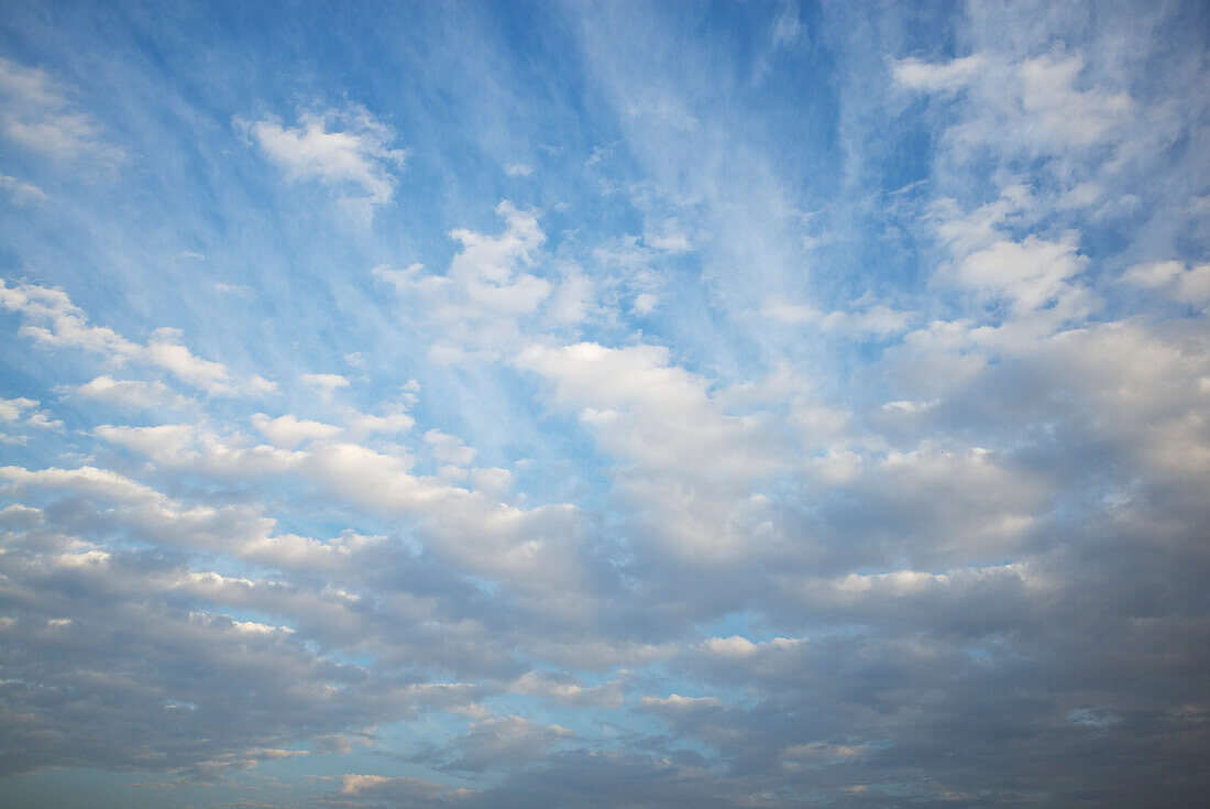 Weiße und graue Wolken am blauen Himmel