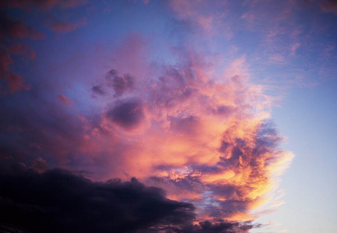 Dramatische rosa und lila Wolken am Himmel, wenn die Sonne untergeht