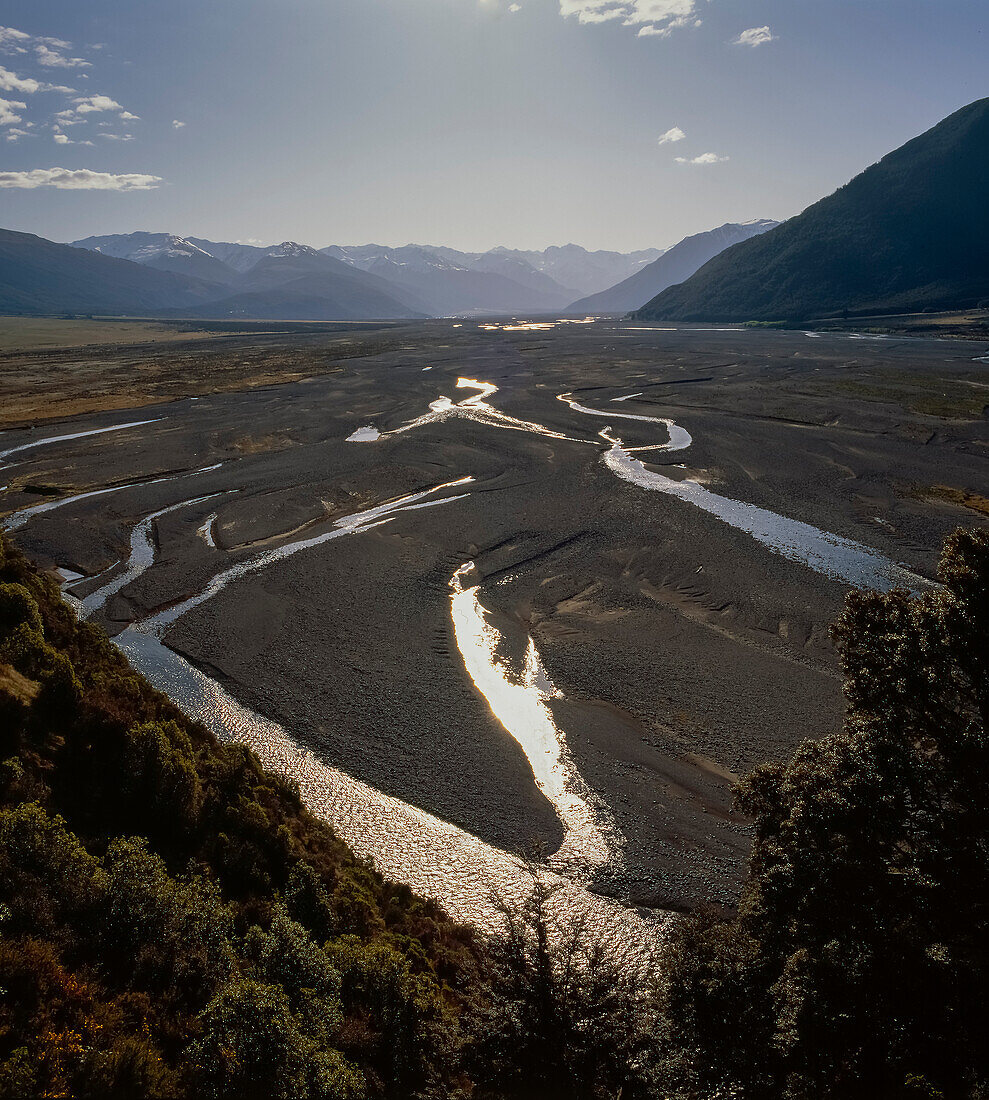 Schindel-Flussbett mit niedrigem Wassergehalt, umgeben von Südalpen in Arthurs Pass, Südinsel, Neuseeland