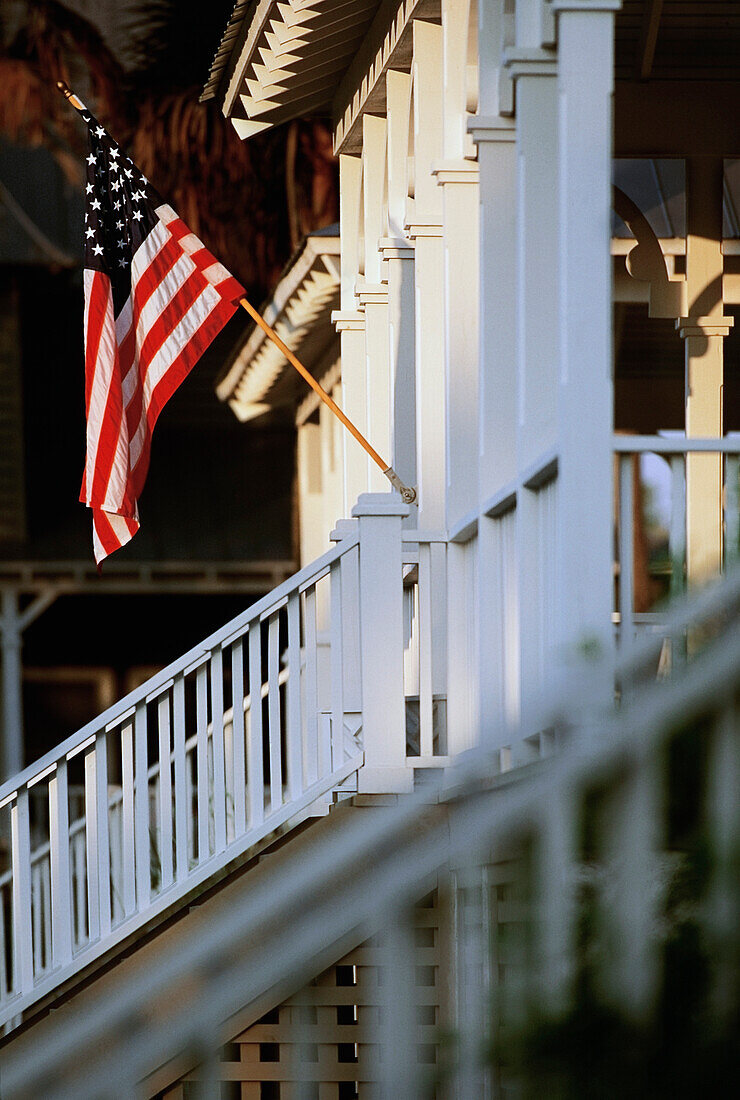 Untersicht einer amerikanischen Flagge auf einer Veranda, Kiawah Island, Charleston County, South Carolina, USA
