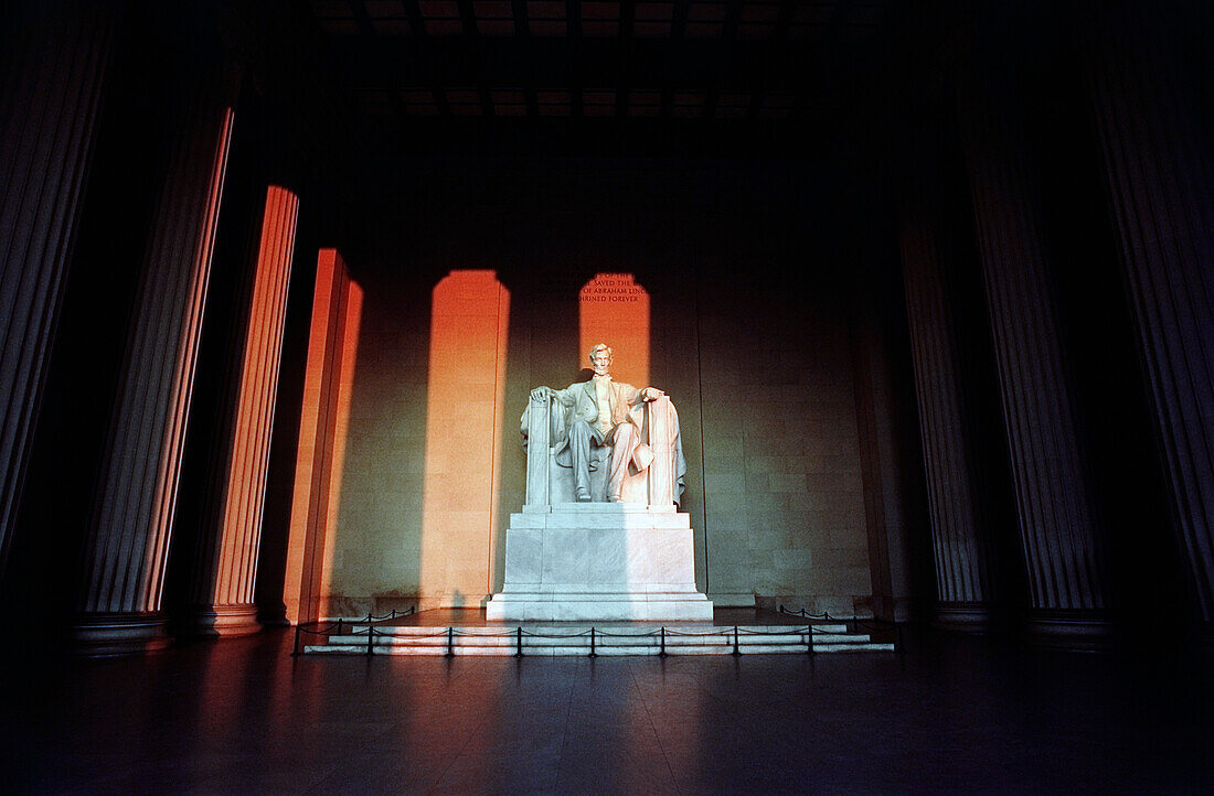 Statue of Abraham Lincoln in a memorial, Lincoln Memorial, Washington DC, USA