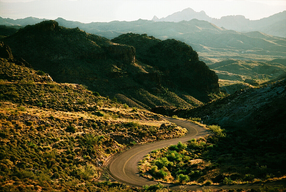 Kurvenreiche Straße durch Berge, historische Route 66, Kingman, Mohave County, Arizona, USA