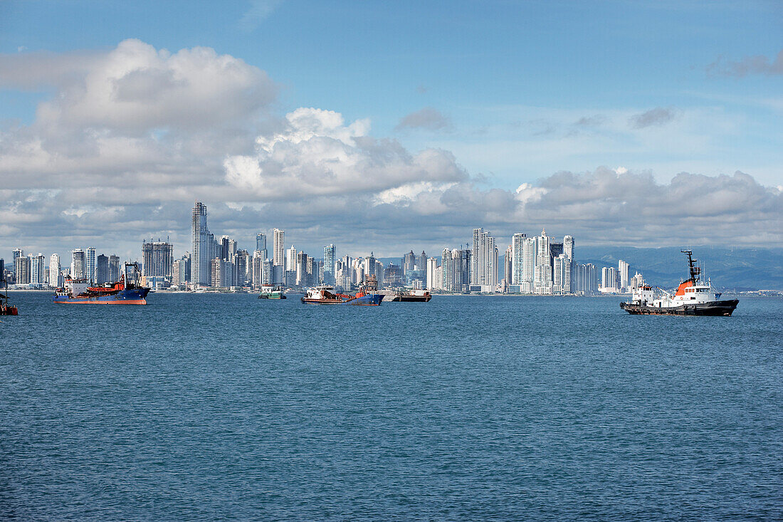 Panama, Panama City, Blick auf Bahia De Panama bei Ebbe, Punta Paitilla Skyline im Hintergrund