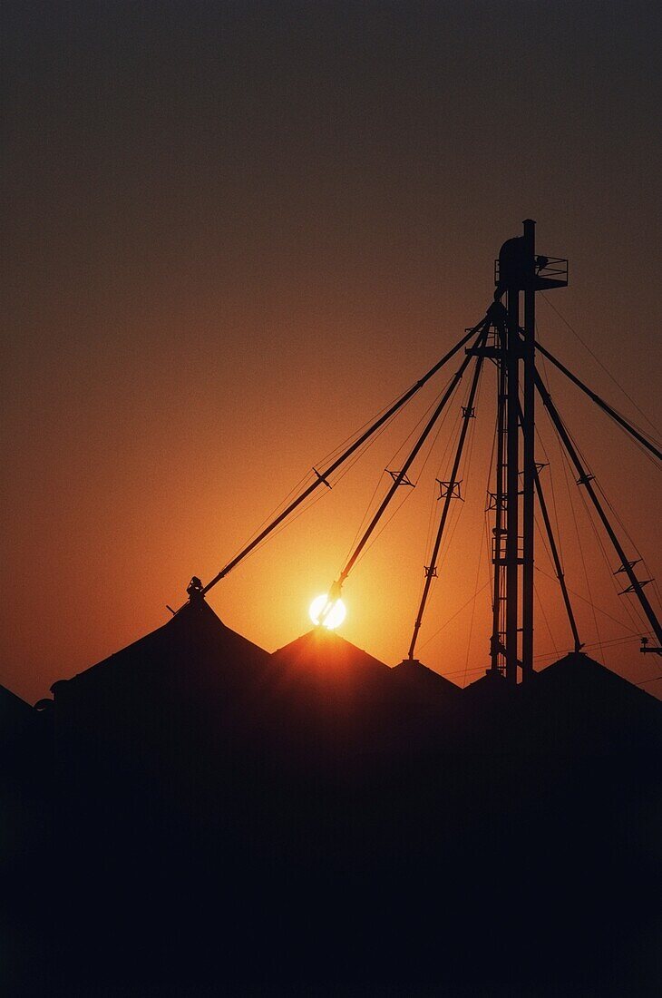 Silhouette von Getreidesilo bei Sonnenuntergang, Texas, USA