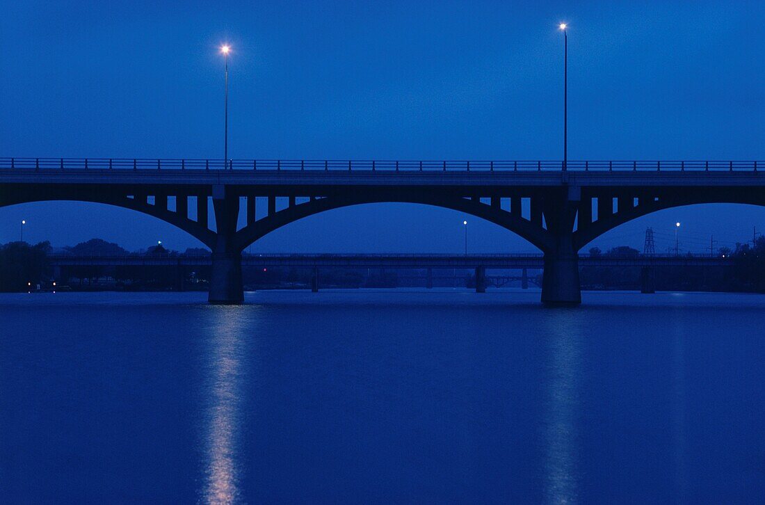 Brücke über Lady Bird Lake bei Nacht, Austin, Texas, USA