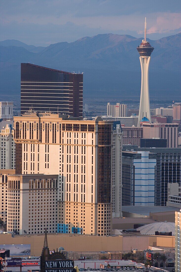 Gebäude am Las Vegas Strip gesehen von der Spitze des Mandalay Bay Resort and Casino, Las Vegas, Clark County, Nevada, USA