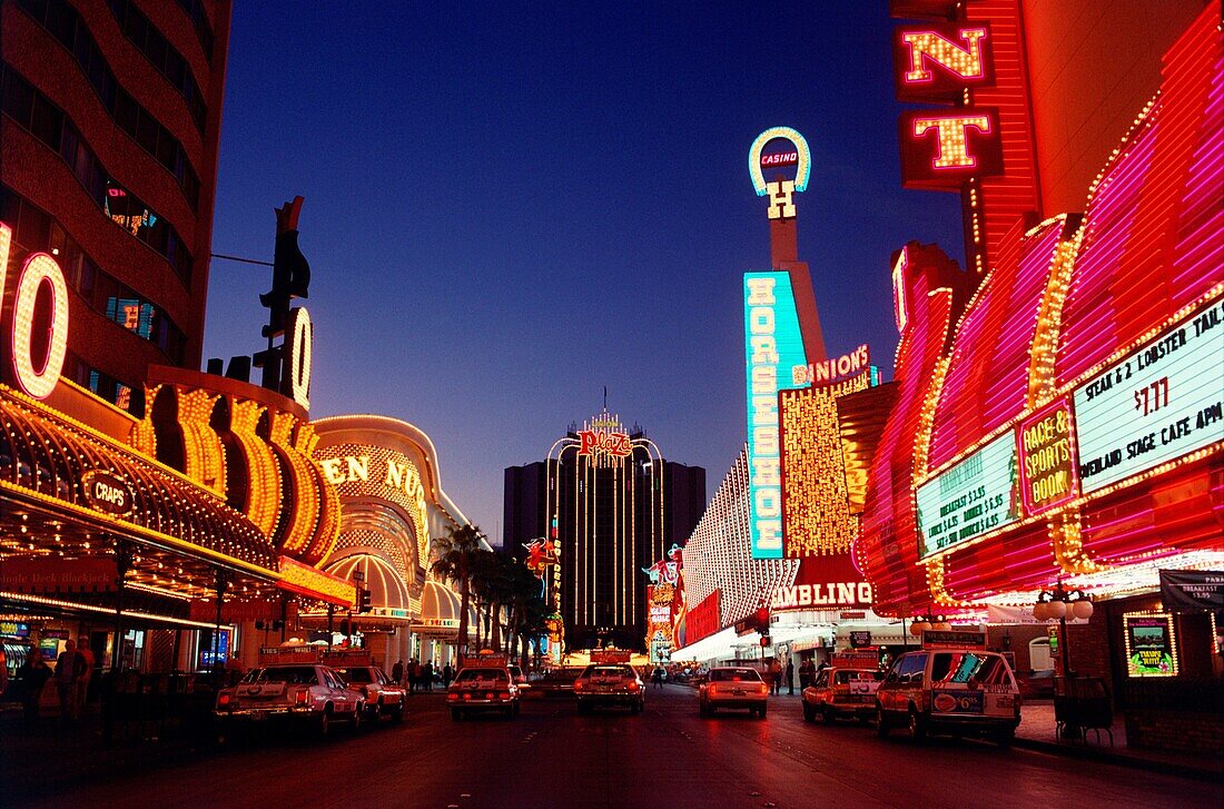 Vintage-Foto von Neonlichtern von Casinos und Restaurants, die nachts beleuchtet sind, Fremont Street, Las Vegas, Nevada, USA