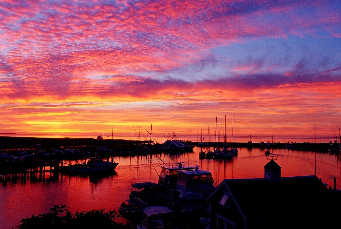 Sonnenuntergang über Booten angedockt in der Nähe eines Fischerdorfes, Menemsha, Martha's Vineyard, Dukes County, Massachusetts, USA