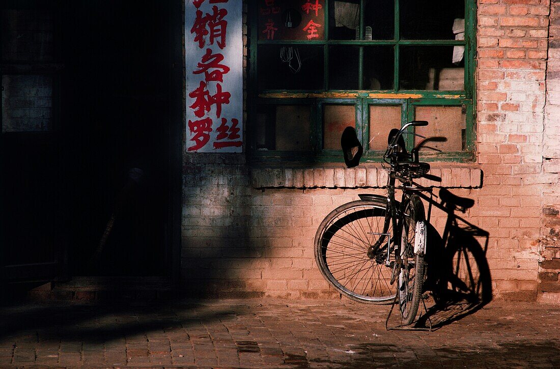 Fahrrad geparkt außerhalb eines Ladens, China