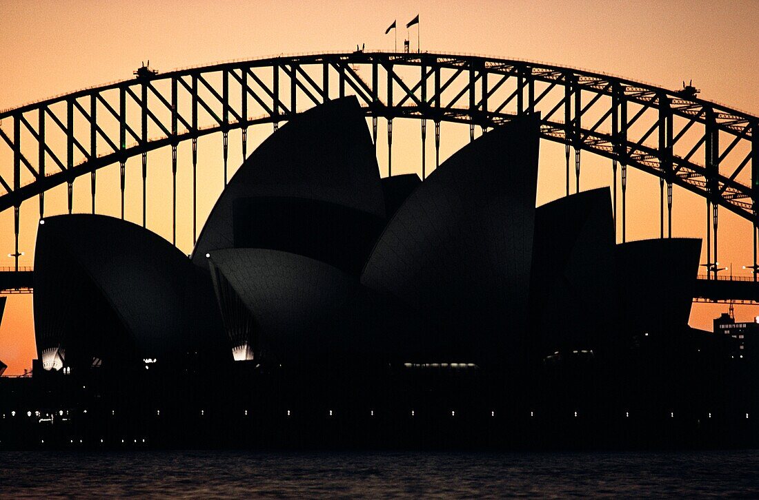 Silhouette eines Opernhauses und einer Brücke, Sydney Opera House, Sydney Harbour Bridge, Sydney, New South Wales, Australien